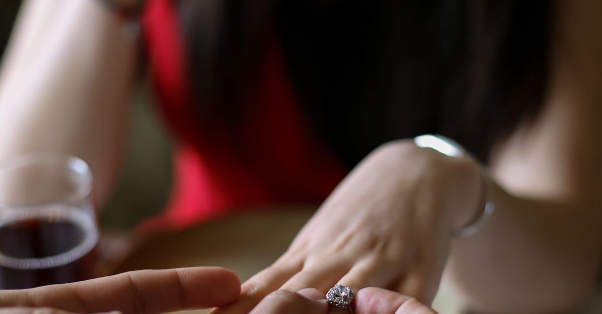 Comparing Platinum and White Gold for Your Engagement Ring